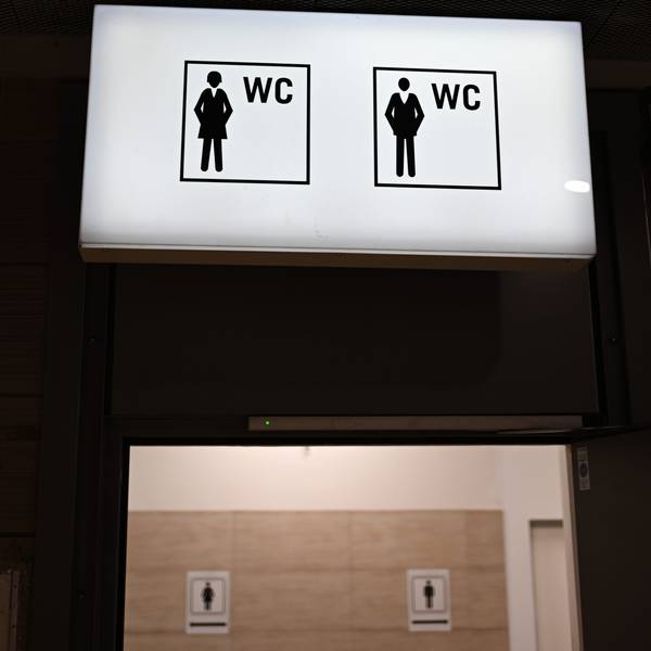Ein beleuchtetes Hinweisschild mit Piktogrammen ist in der B-Ebene der Konstablerwache vor einem öffentlichen WC für Frauen und Männer angebracht.