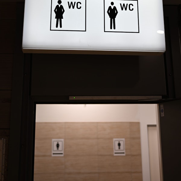 Ein beleuchtetes Hinweisschild mit Piktogrammen ist in der B-Ebene der Konstablerwache vor einem öffentlichen WC für Frauen und Männer angebracht.