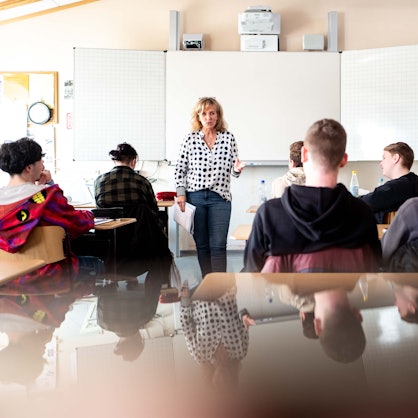 Während Lehrerin Claudia Arens vorne an der digitalen Tafel Erläuterungen gibt, hören die Schüler aufmerksam zu.
