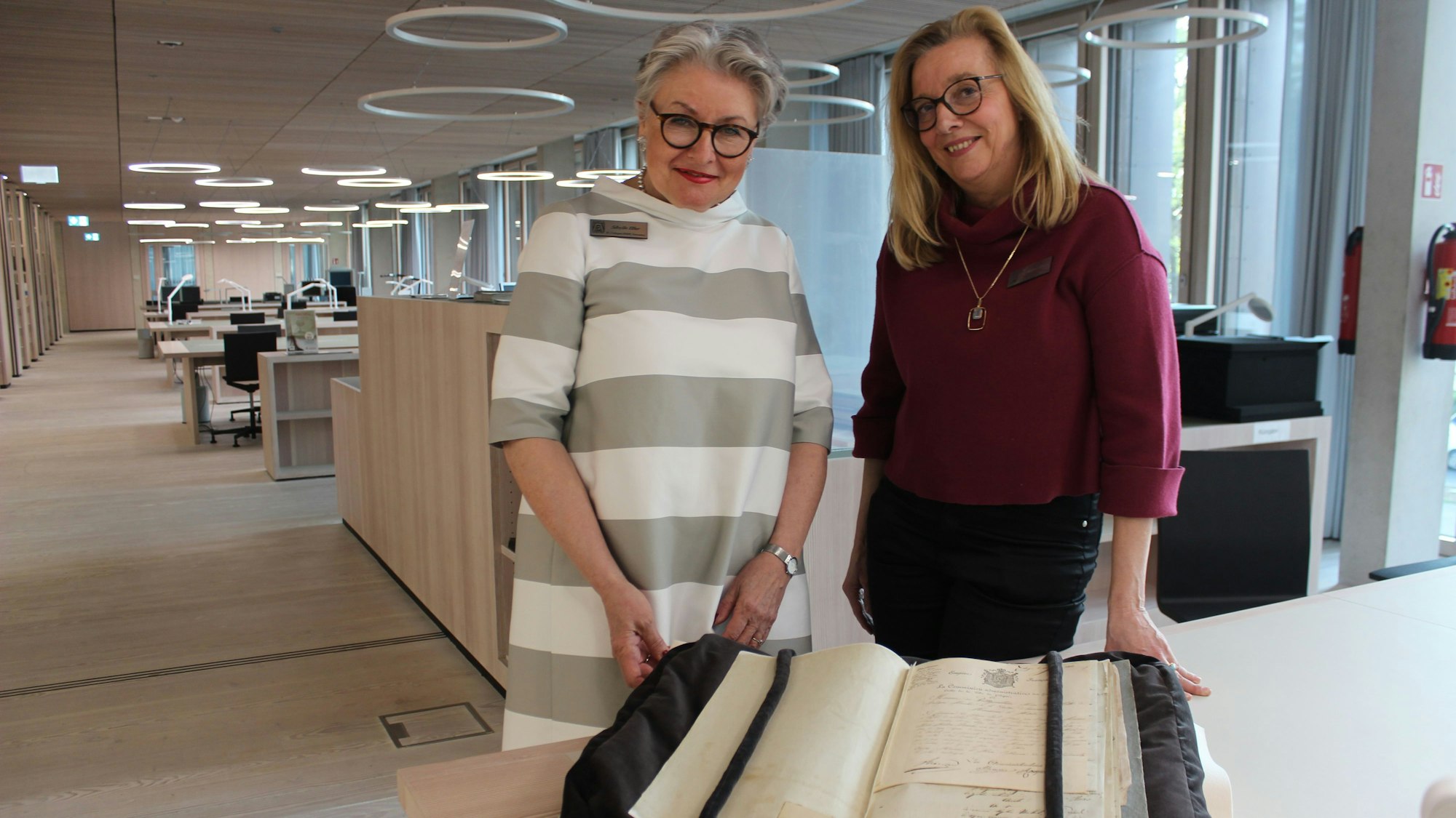 Zwei Frauen stehen vor einer Akte