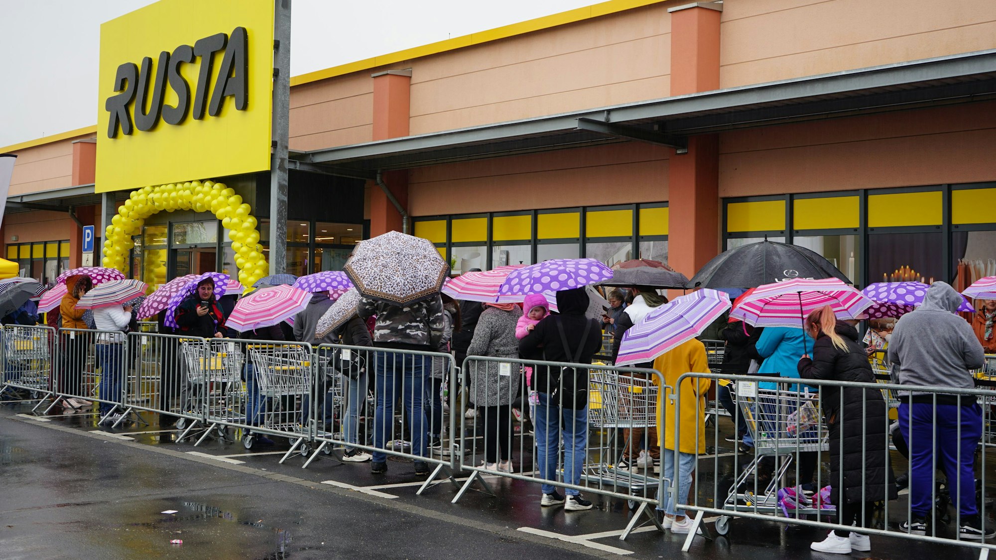 Das Foto zeigt Kunden, die in einer Schlange vor dem Eingang des Discounters Rusta in Kerpen warten.