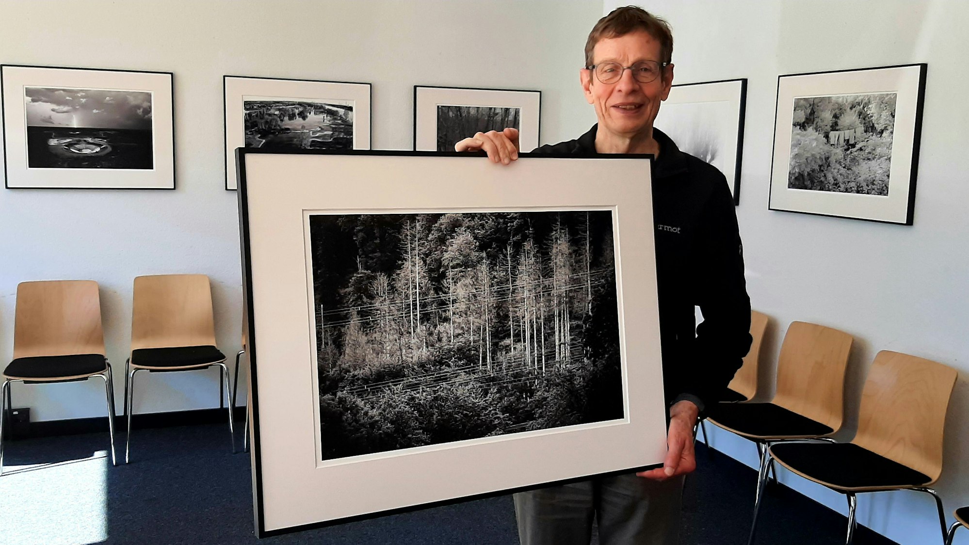 Rolf Uthemann mit Bild in der Galerie des Vereins.