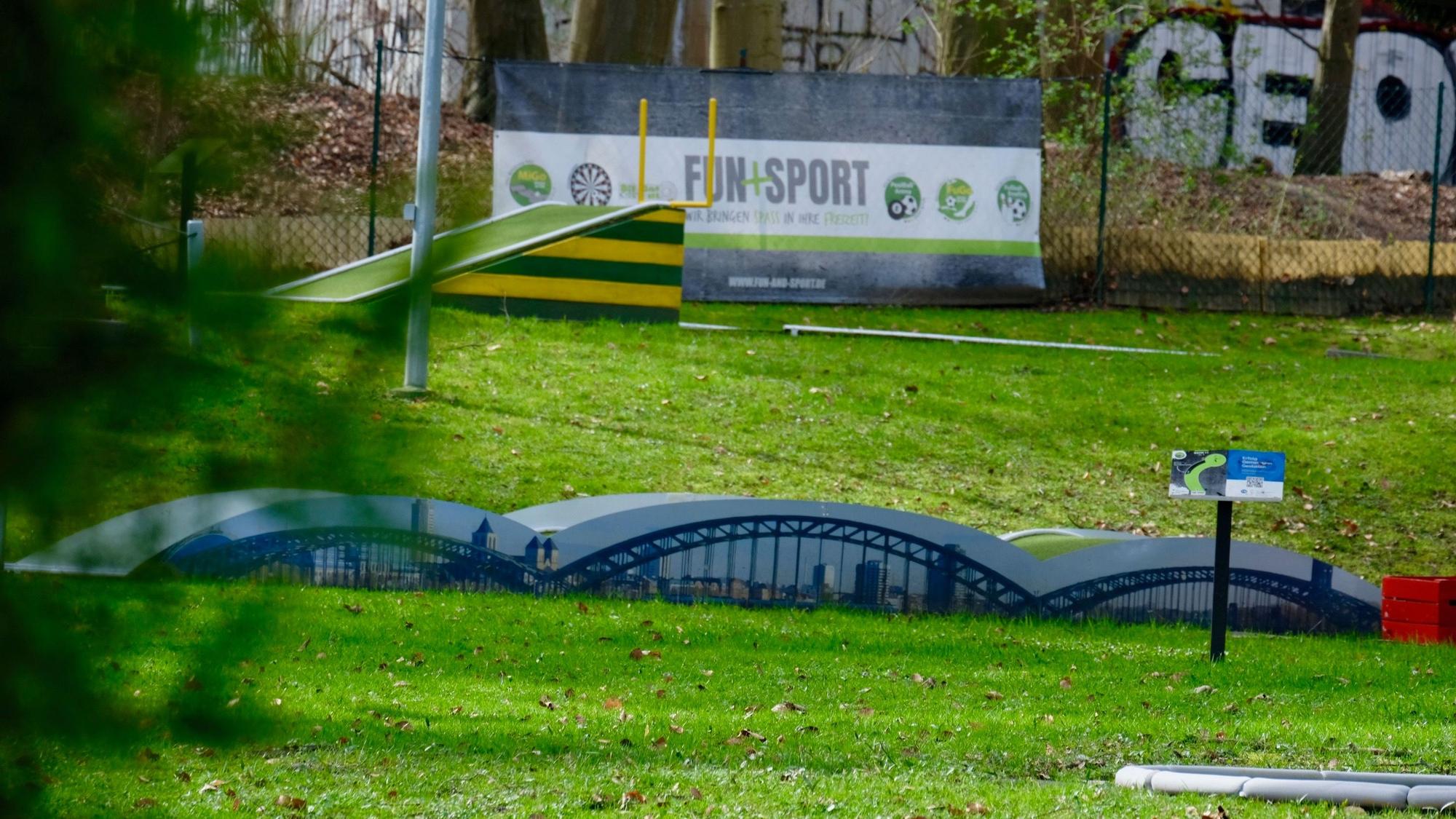 Ein Teil der Minigolfanlage in Müngersdorf auf grünem Rasen.