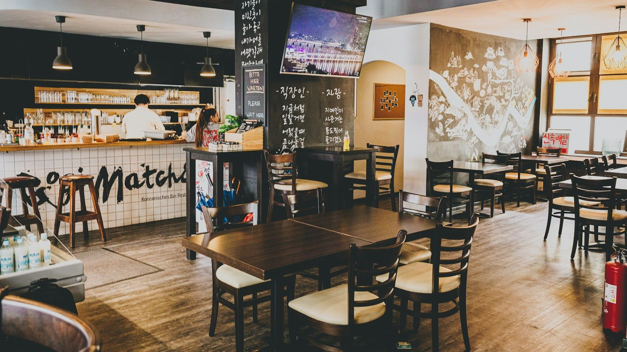 Tische und Stühle in einem Restaurant