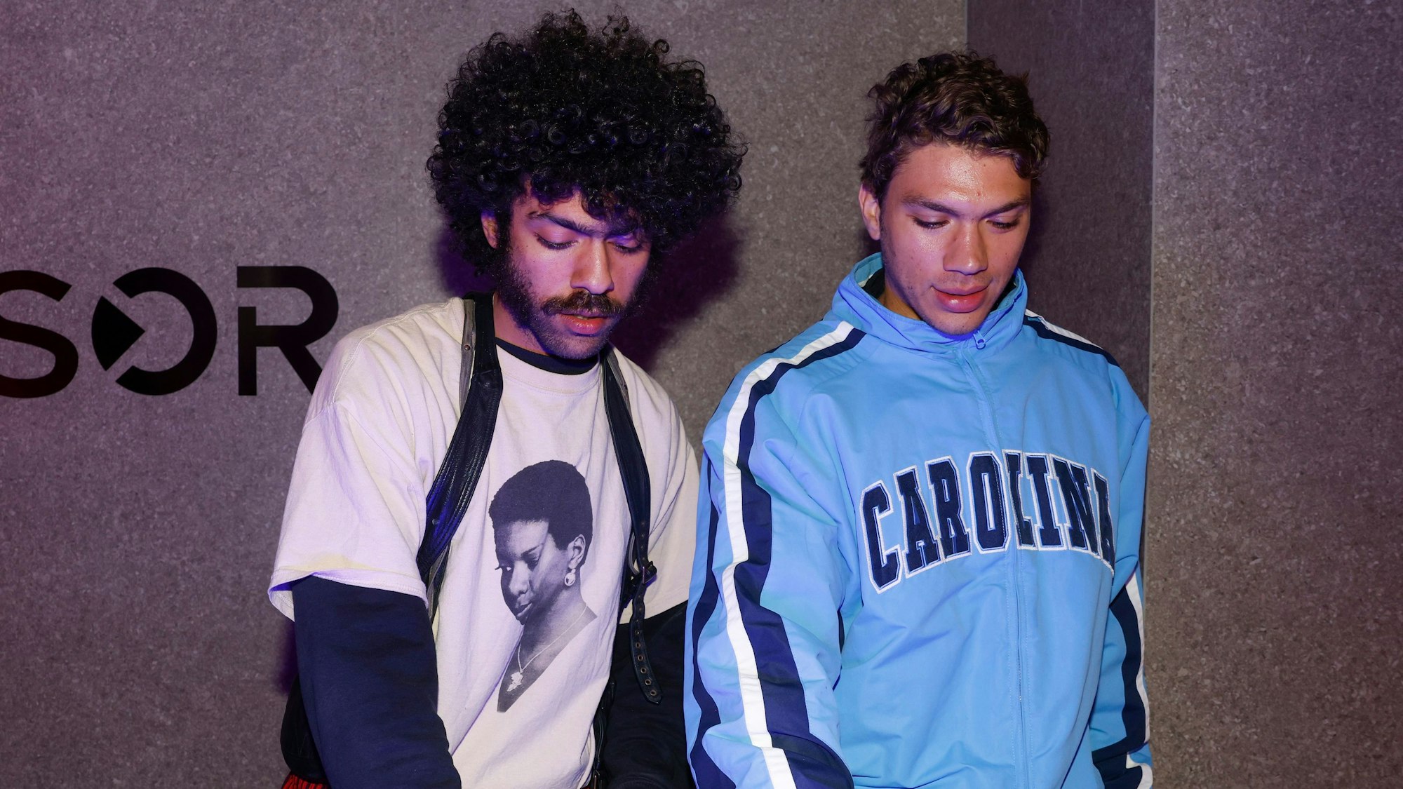 Noah Becker and Elias Becker stehen vor einem DJ-Pult.