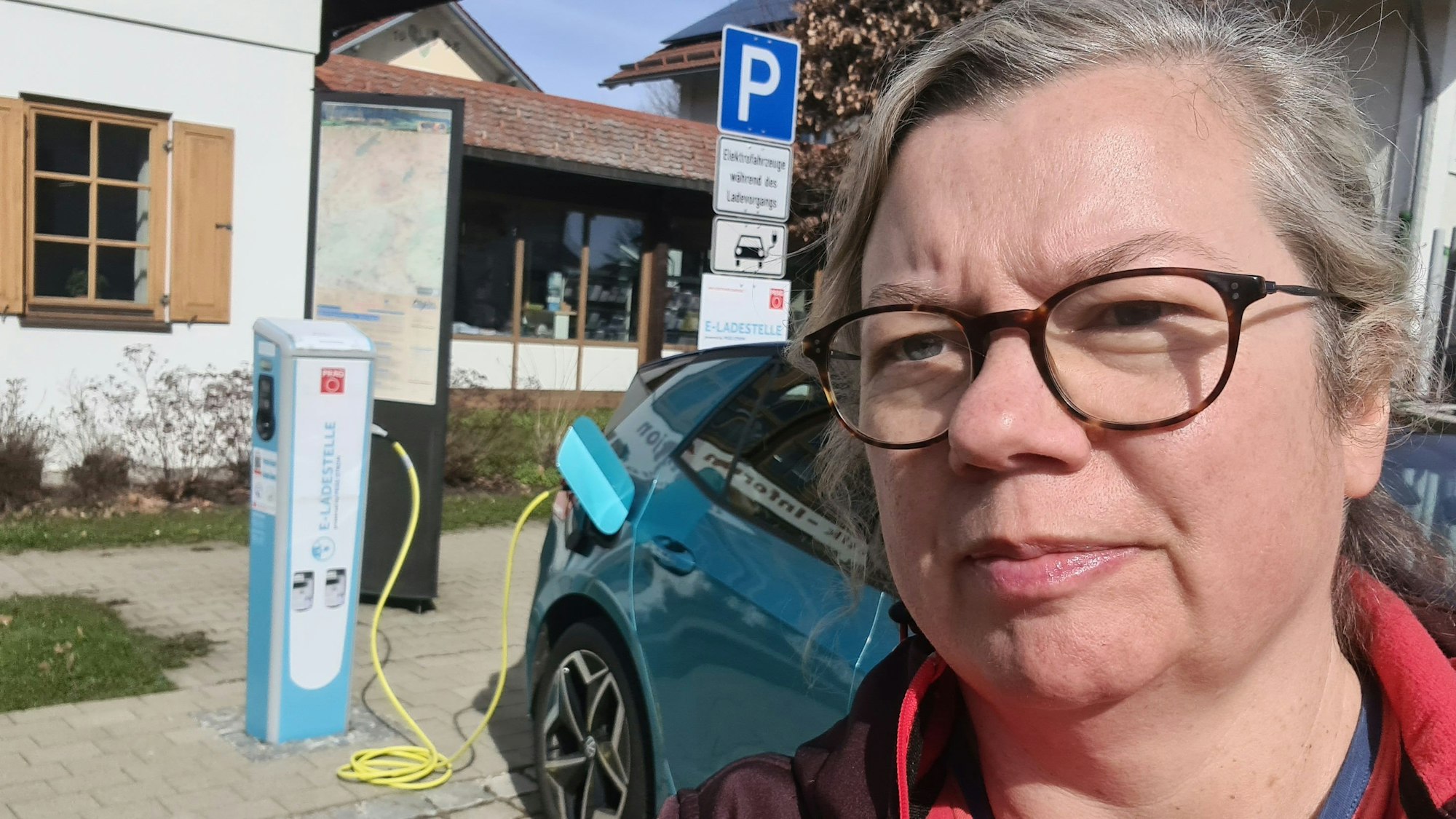 Lioba Lepping mit ID3 an der Ladesäule