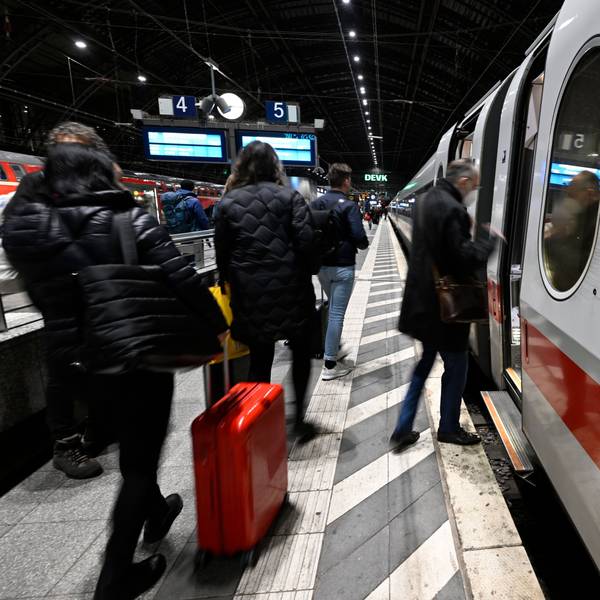 28.03.2023, Nordrhein-Westfalen, Köln: Reisende steigen in einen ICE der Deutschen Bahn am Hauptbahnhof ein. Nach dem grossangelegten bundesweiten Warnstreik bei dem die Gewerkschaften EVG und Verdi am Montag weite Teile des öffentlichen Verkehrs lahmgelegt hatten, normalisiert sich der Verkehr allmählich wieder. Foto: Roberto Pfeil/dpa +++ dpa-Bildfunk +++