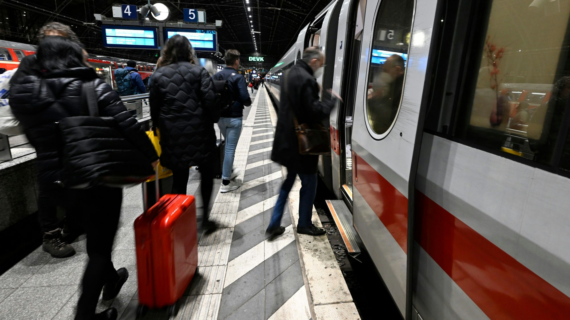 28.03.2023, Nordrhein-Westfalen, Köln: Reisende steigen in einen ICE der Deutschen Bahn am Hauptbahnhof ein. Nach dem grossangelegten bundesweiten Warnstreik bei dem die Gewerkschaften EVG und Verdi am Montag weite Teile des öffentlichen Verkehrs lahmgelegt hatten, normalisiert sich der Verkehr allmählich wieder. Foto: Roberto Pfeil/dpa +++ dpa-Bildfunk +++