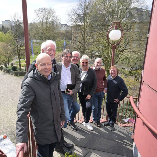 Mehrere Personen stehen schräg hintereinander auf einer Wendeltreppe am Bergischen Löwen.