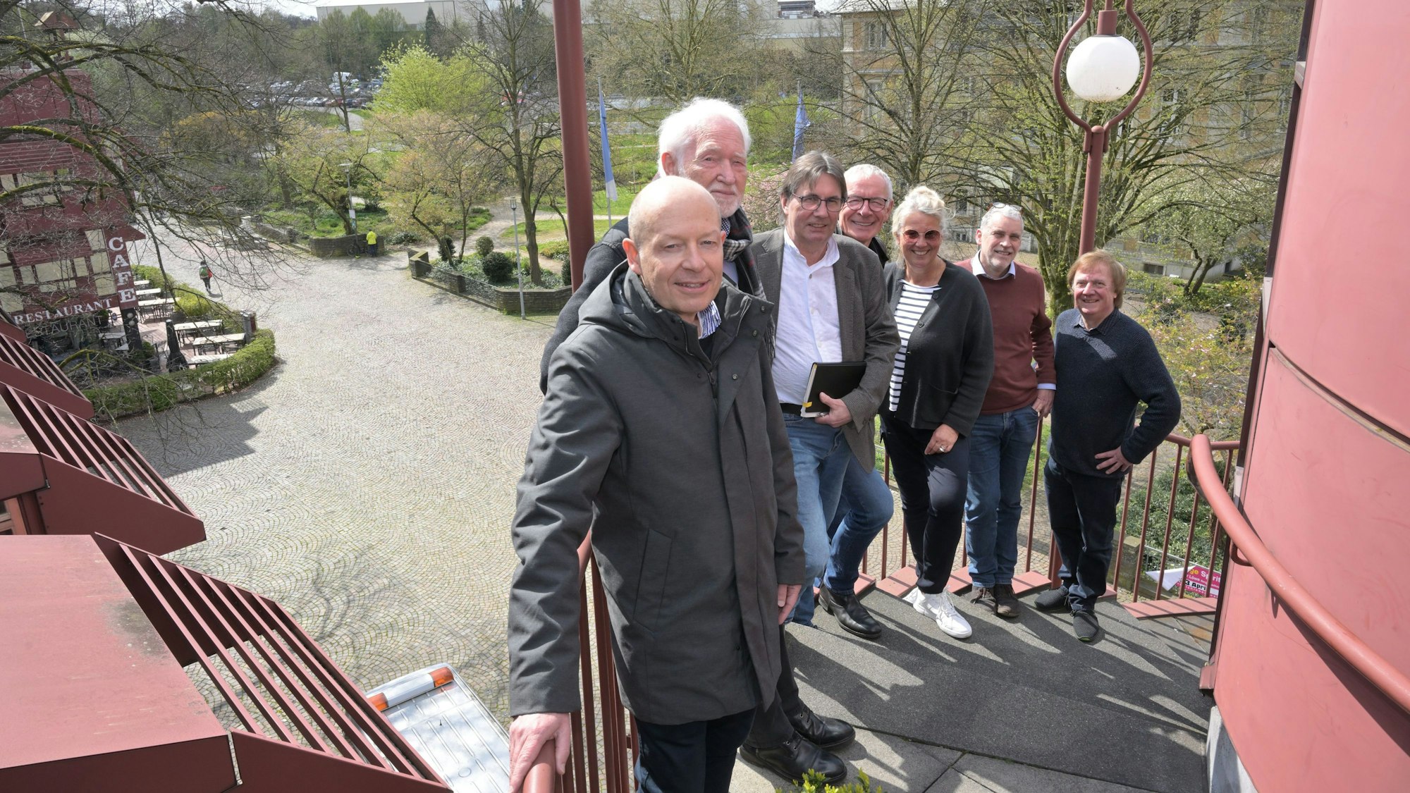 Mehrere Personen stehen schräg hintereinander auf einer Wendeltreppe am Bergischen Löwen.