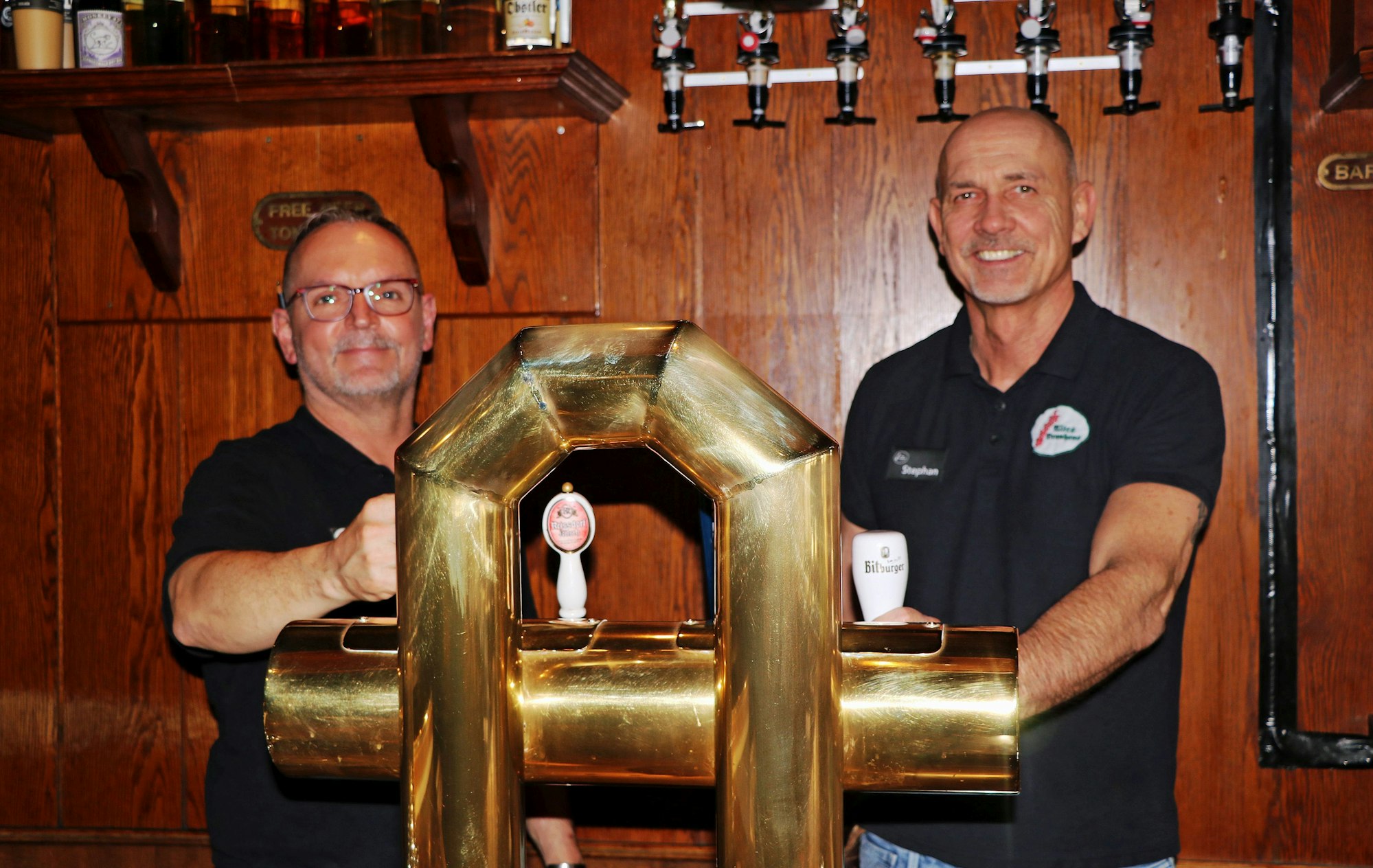 Auf dem Foto sind der alte und der neue Besitzer, Stephan Trebels und Karsten Arnold, am Zapfhahn zu sehen.