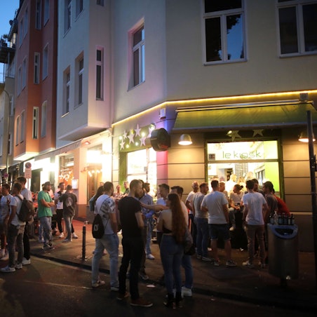 Menschen stehen Schlange an einem Kiosk an der Brüsseler Straße. Eine warme Nacht nähe des Brüsseler Platzes, Menschen genießen den Frühsommer und verabreden sich auf ein Getränk.