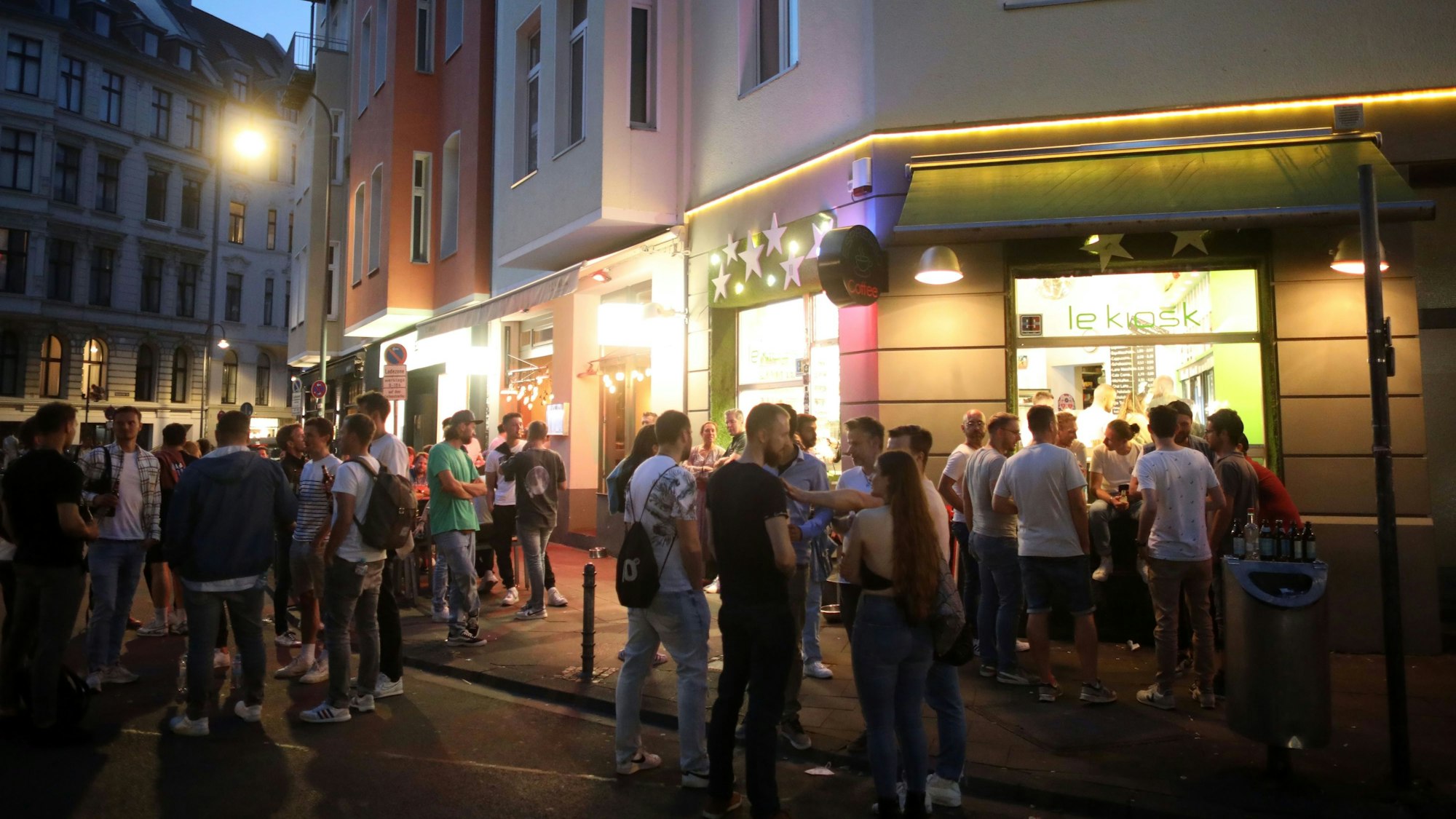 Menschen stehen Schlange an einem Kiosk an der Brüsseler Straße. Eine warme Nacht nähe des Brüsseler Platzes, Menschen genießen den Frühsommer und verabreden sich auf ein Getränk.