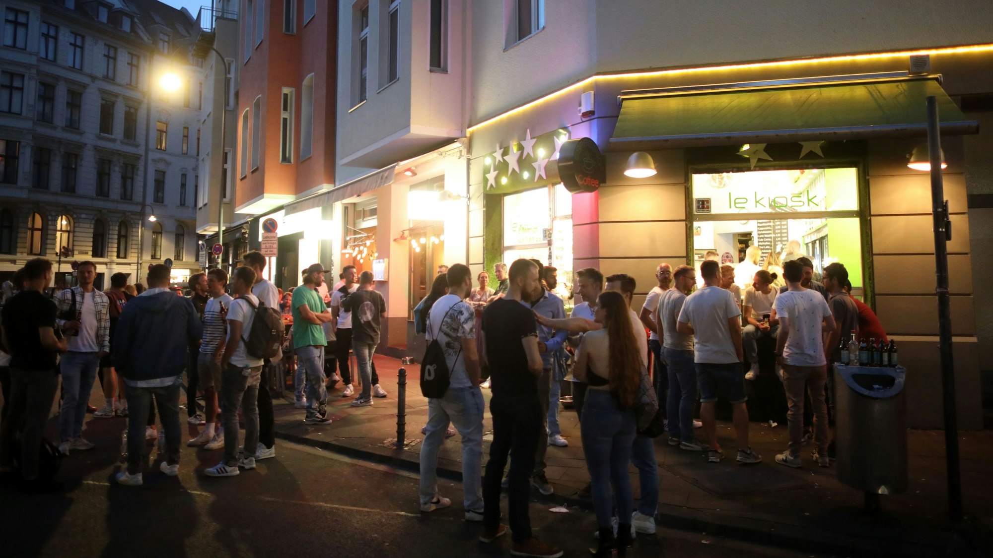 Menschen stehen Schlange an einem Kiosk an der Brüsseler Straße. Eine warme Nacht nähe des Brüsseler Platzes, Menschen genießen den Frühsommer und verabreden sich auf ein Getränk.