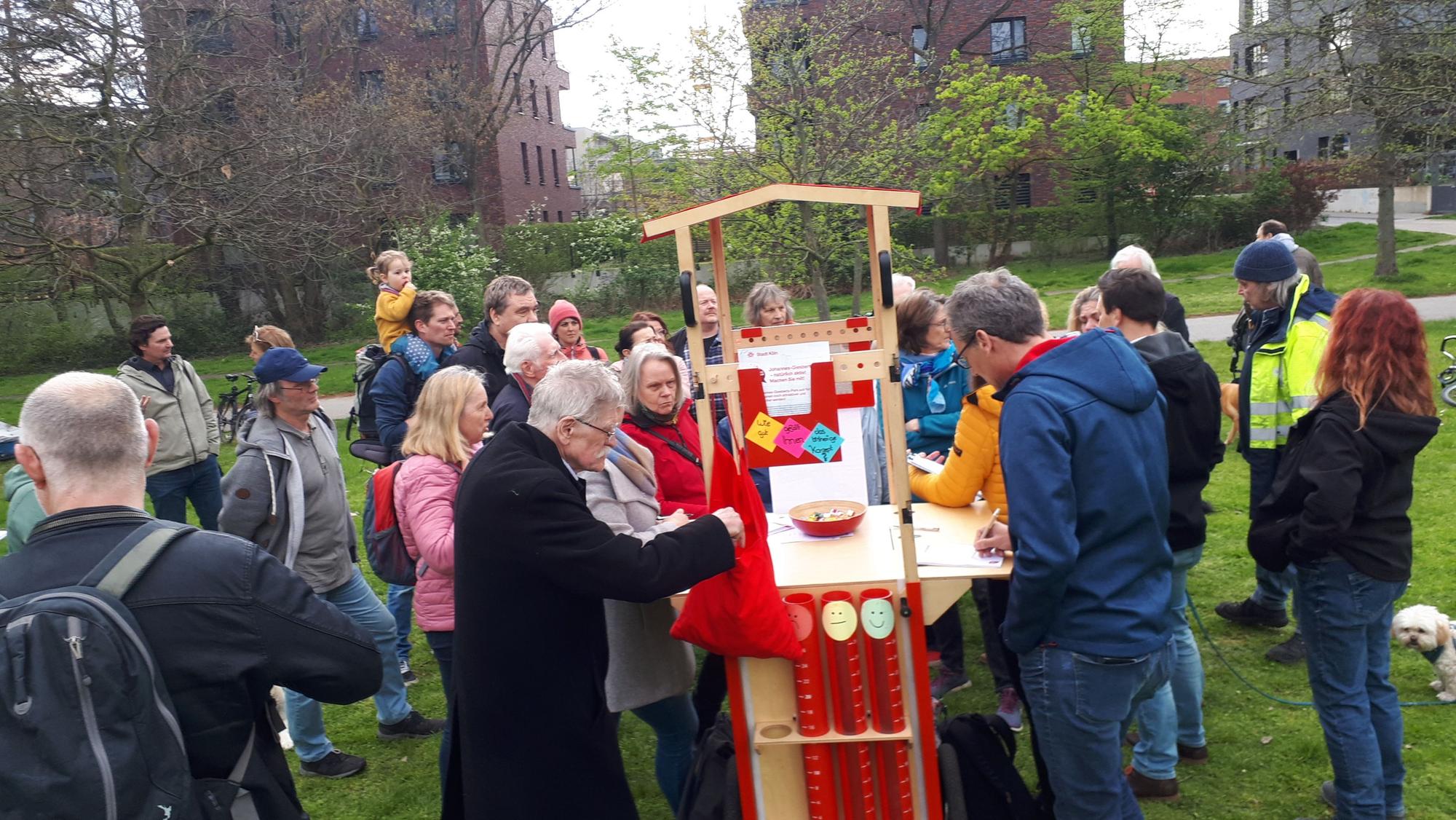 Einige Menschen stehen im Johannes-Giesberts-Park und diskutieren.