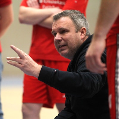 Görner gibt seiner Mannschaft vom Rand aus Anweisungen. (Archivbild)