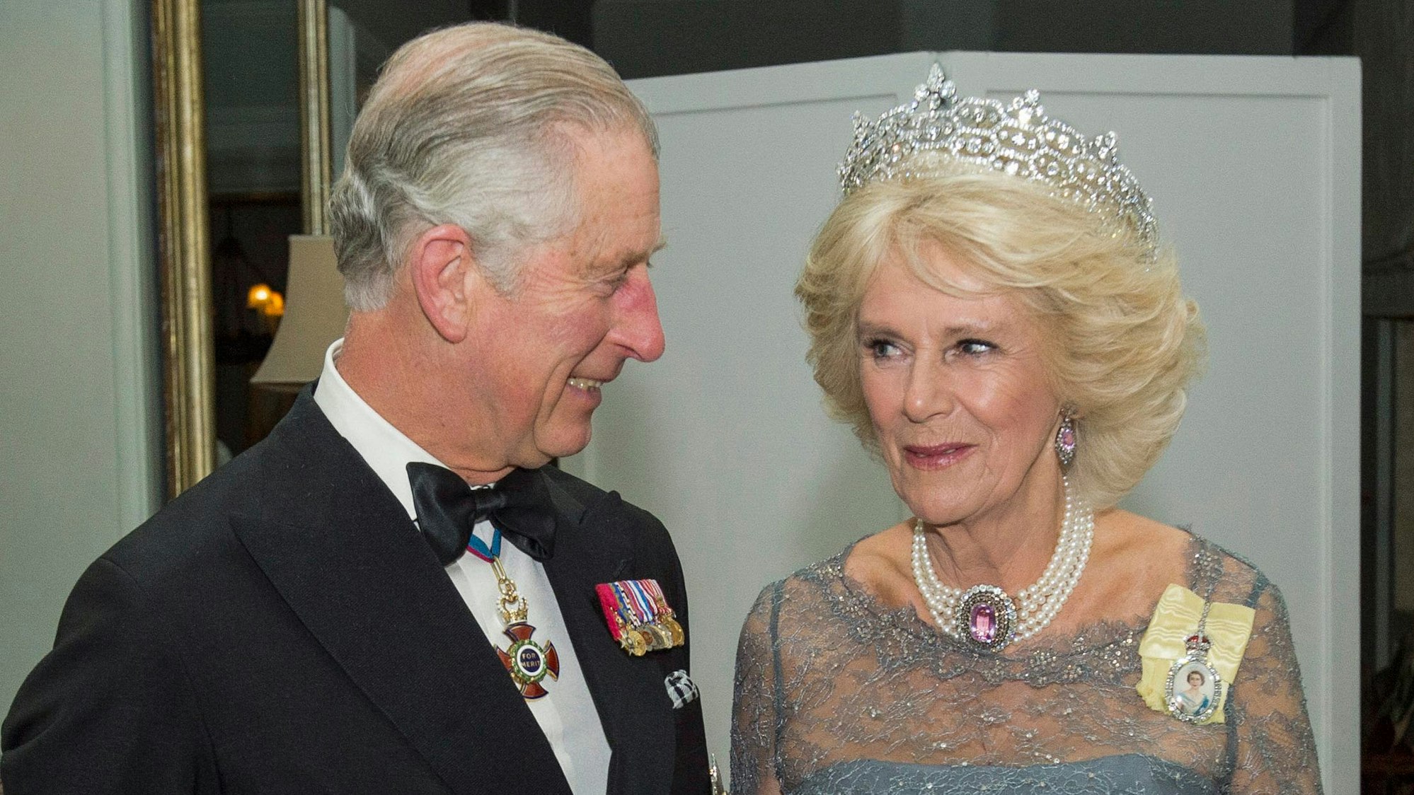 Der damalige Prinz Charles und seine Frau, Herzogin Camilla, bei einem Dinner.
