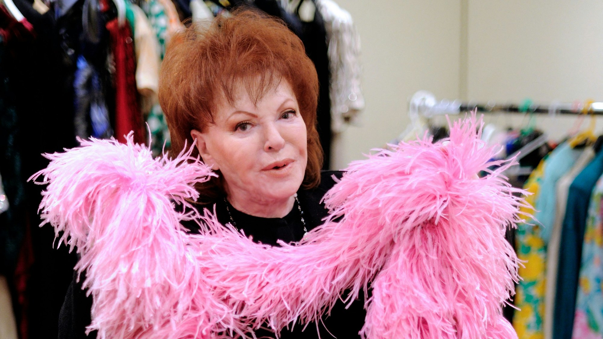 Die Pariser Sängerin, Schauspielerin und Geschäftsfrau Regine in der Galerie Tajan.