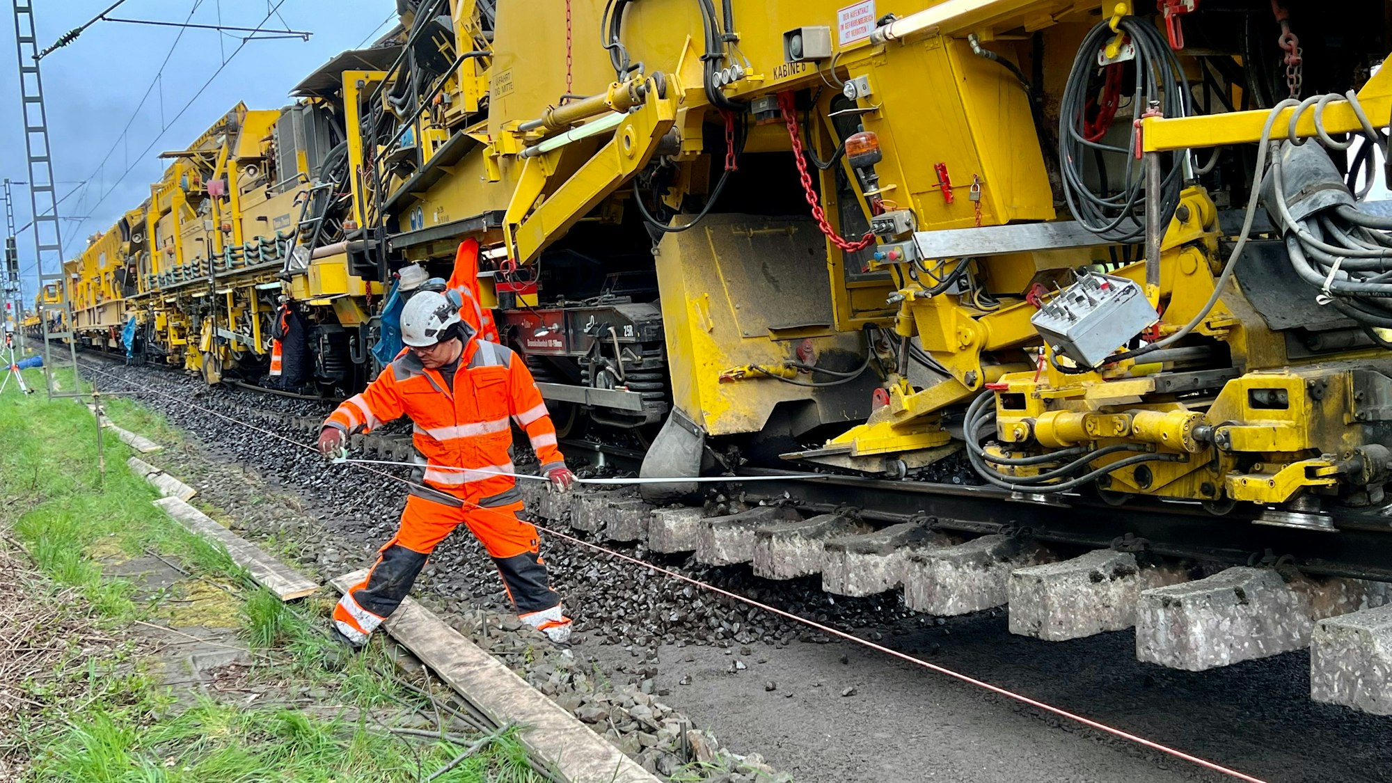 Gleisbettungsarbeiten bei Alkenrath mit dem Bauzug PM200-2R