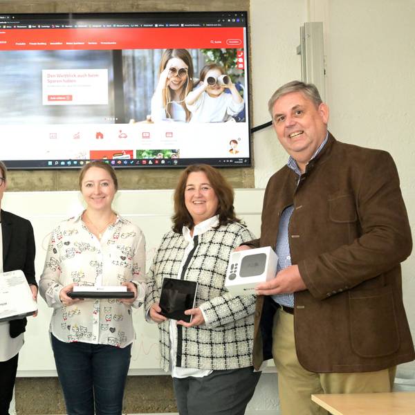 Bondina Schulze und Ulrich Kowalewskiim Rahmen eines PR-Termins bei der Sparkasse.