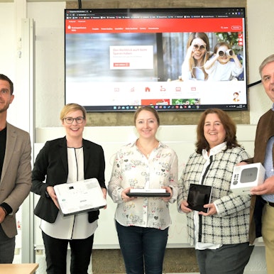 Bondina Schulze und Ulrich Kowalewskiim Rahmen eines PR-Termins bei der Sparkasse.