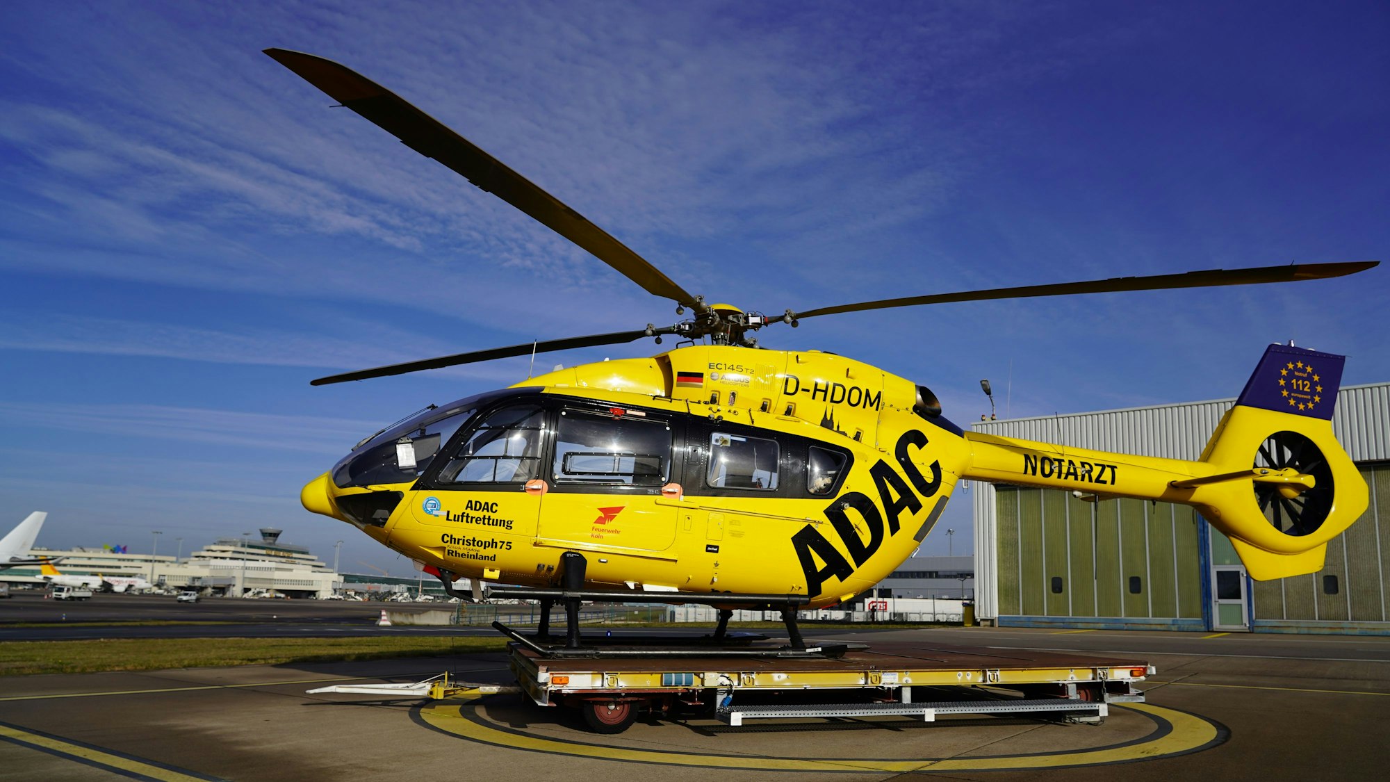 Der ITH des ADAC auf einem Hubschrauberlandeplatz bei strahlend blauem Himmel.