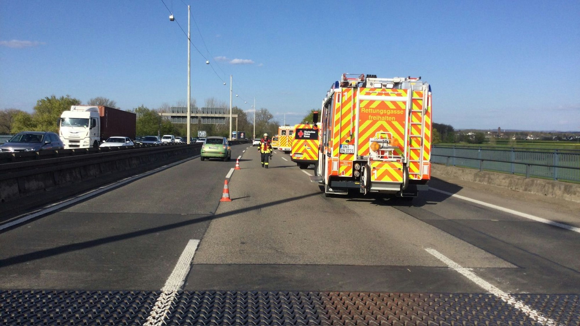 Auf der Bonner Nordbrücke sind fünf Autos kollidiert. Feuerwehr und Rettungsdienst waren mit mehreren Einsatzwagen vor Ort und kümmerten sich um die Verletzten.