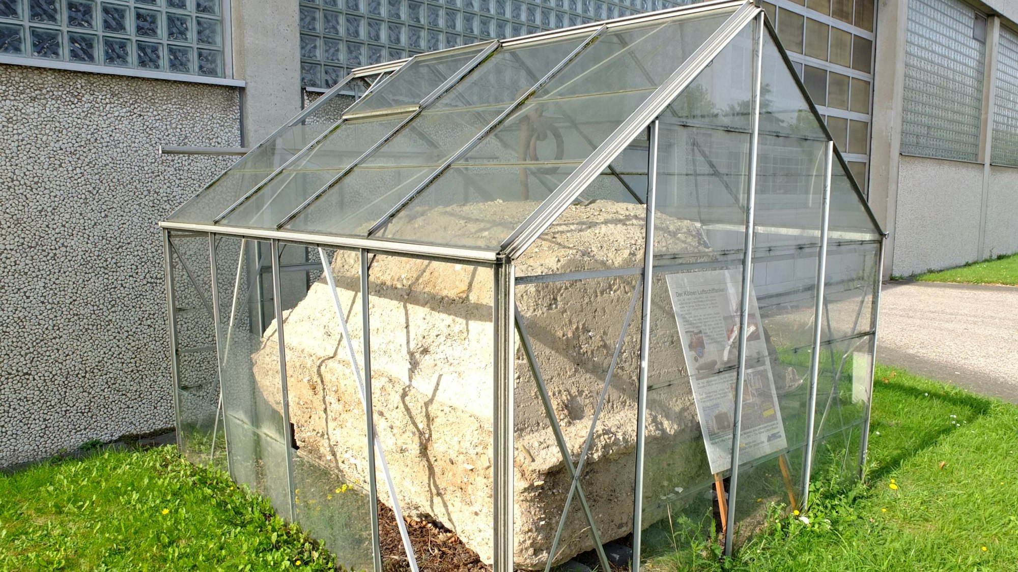 Der alte Luftschiffanker ist in einer Art Gewächshaus untergebracht.