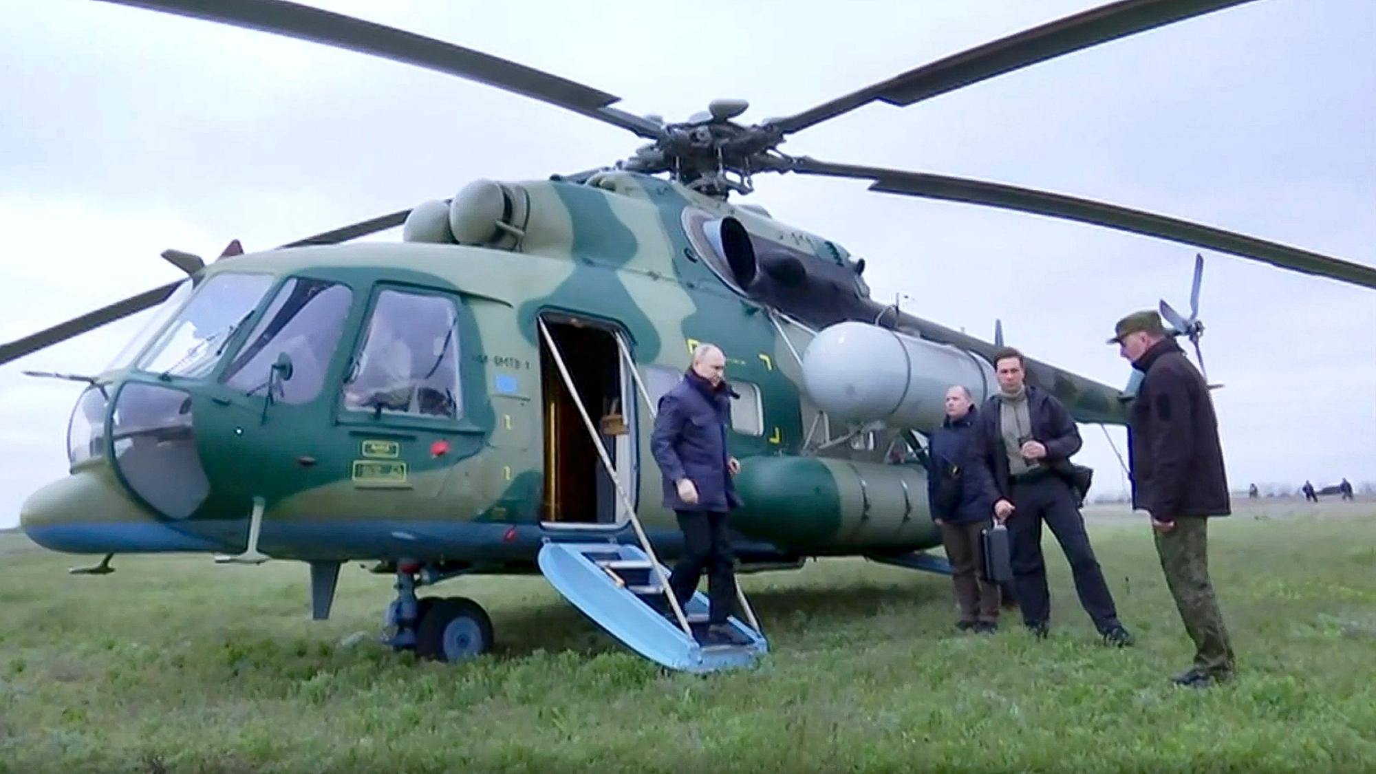 Dieses von der staatlichen russischen Nachrichtenagentur Sputnik zur Verfügung gestellte Videostandbild, das vom russischen Fernsehsender Pool veröffentlicht wurde, soll Wladimir Putin bei seiner Ankunft mit einem Hubschrauber an einem nicht genannten Ort zeigen.