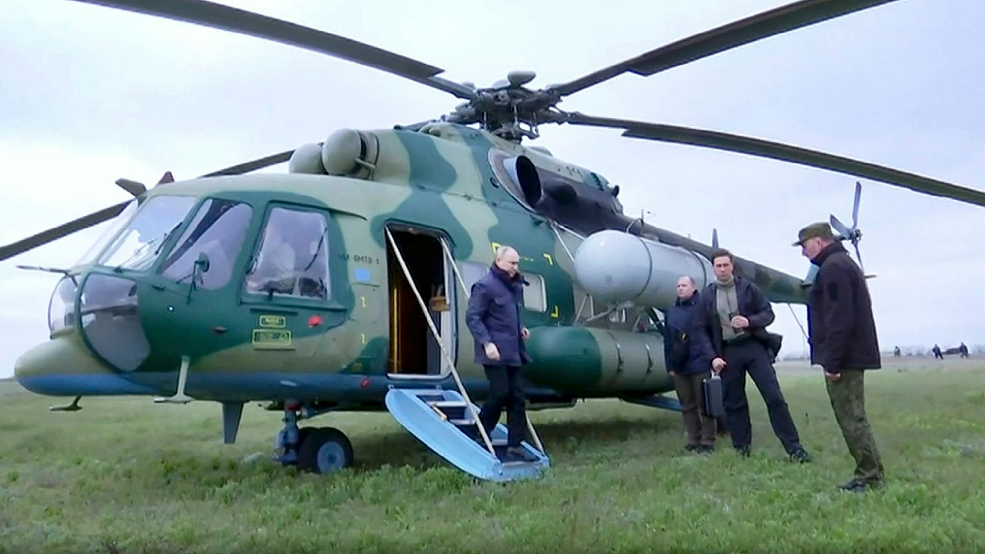 Dieses von der staatlichen russischen Nachrichtenagentur Sputnik zur Verfügung gestellte Videostandbild, das vom russischen Fernsehsender Pool veröffentlicht wurde, soll Wladimir Putin bei seiner Ankunft mit einem Hubschrauber an einem nicht genannten Ort zeigen.