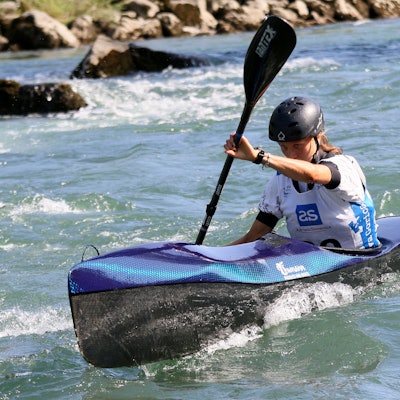 Marlene Wesseling von der Kölner Kanugemeinschaft bei der Europameisterschaft 2021 im Kanu-Wildwasserrennsport.