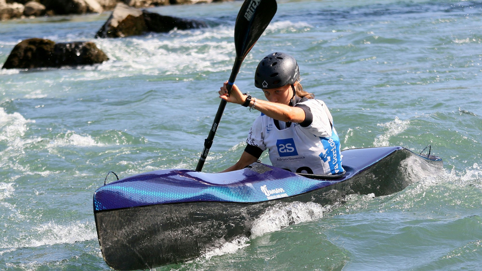 Marlene Wesseling von der Kölner Kanugemeinschaft bei der Europameisterschaft 2021 im Kanu-Wildwasserrennsport.