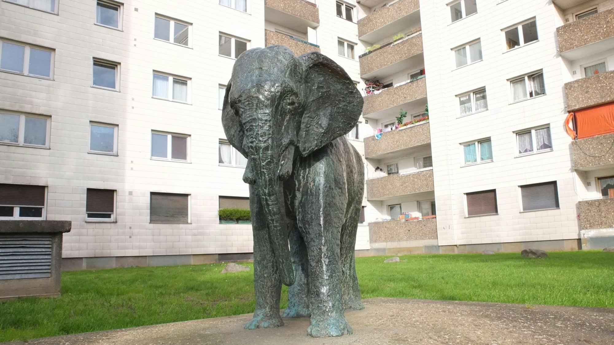 Der Bronze-Elefant von Bocklemünd vor einem Wohnhaus.