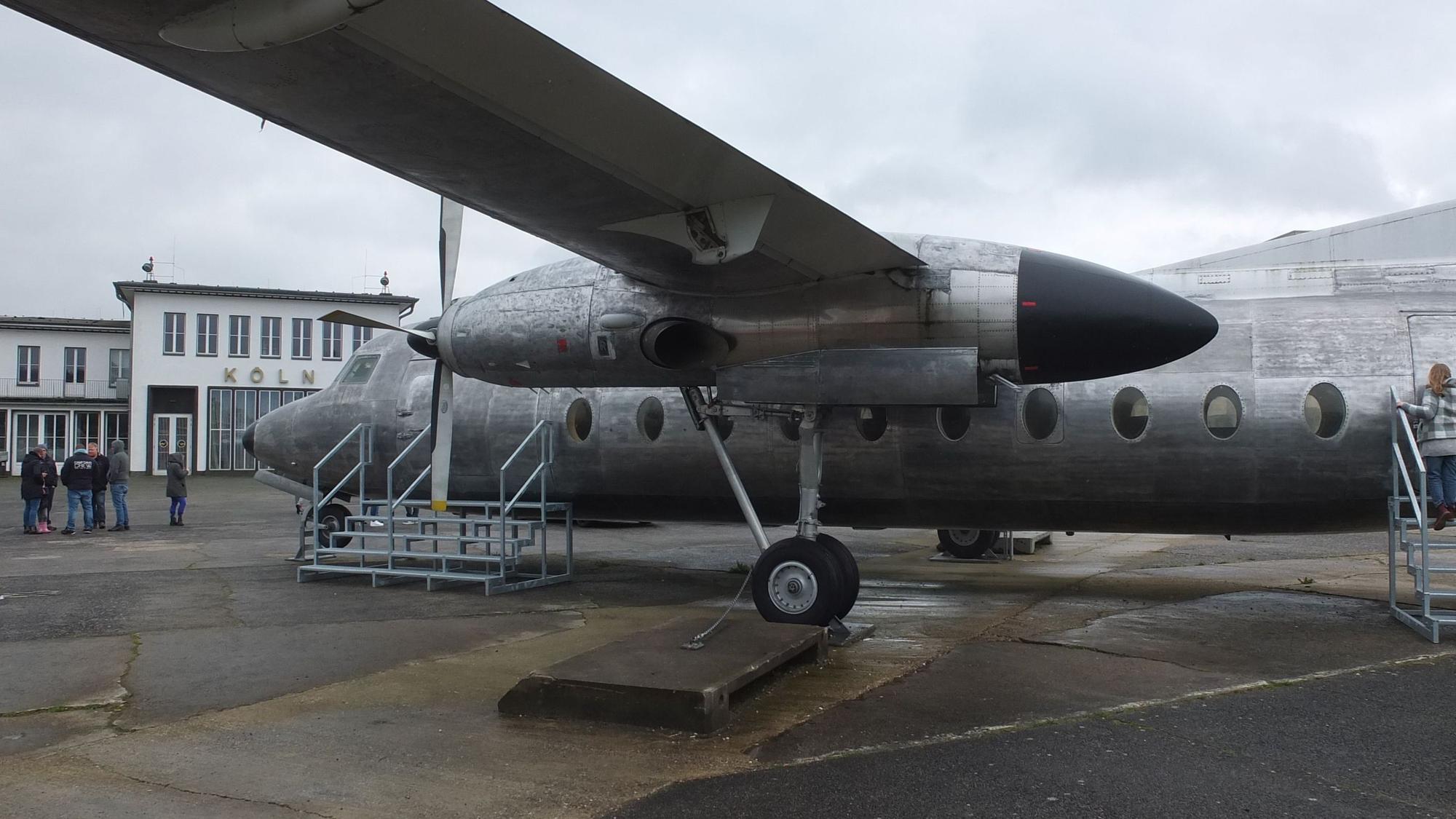 Ein altes graues Propellerflugzeug.