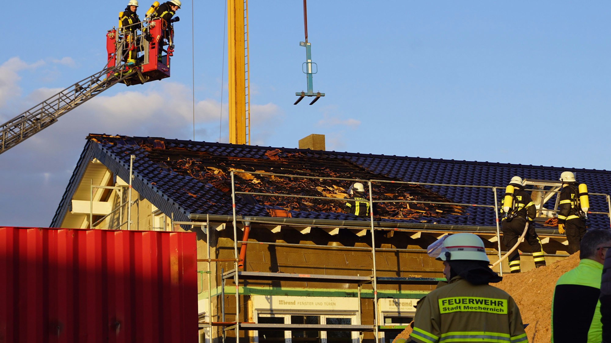 Die Feuerwehr löscht das Feuer im Dachstuhl.