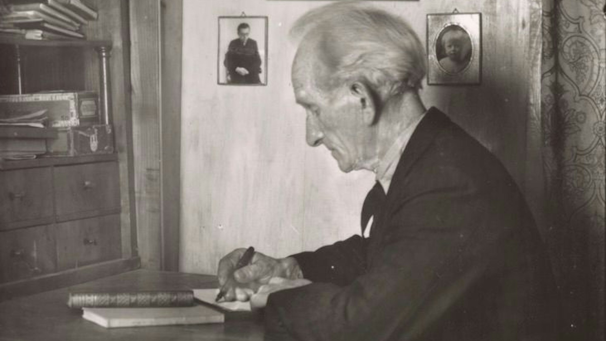 August Sander
Kamerakind erzählt
Fotos der Galerie Julian Sander
ACHTUNG: Noch keine Freigabe zur Veröffentlichung!!!!