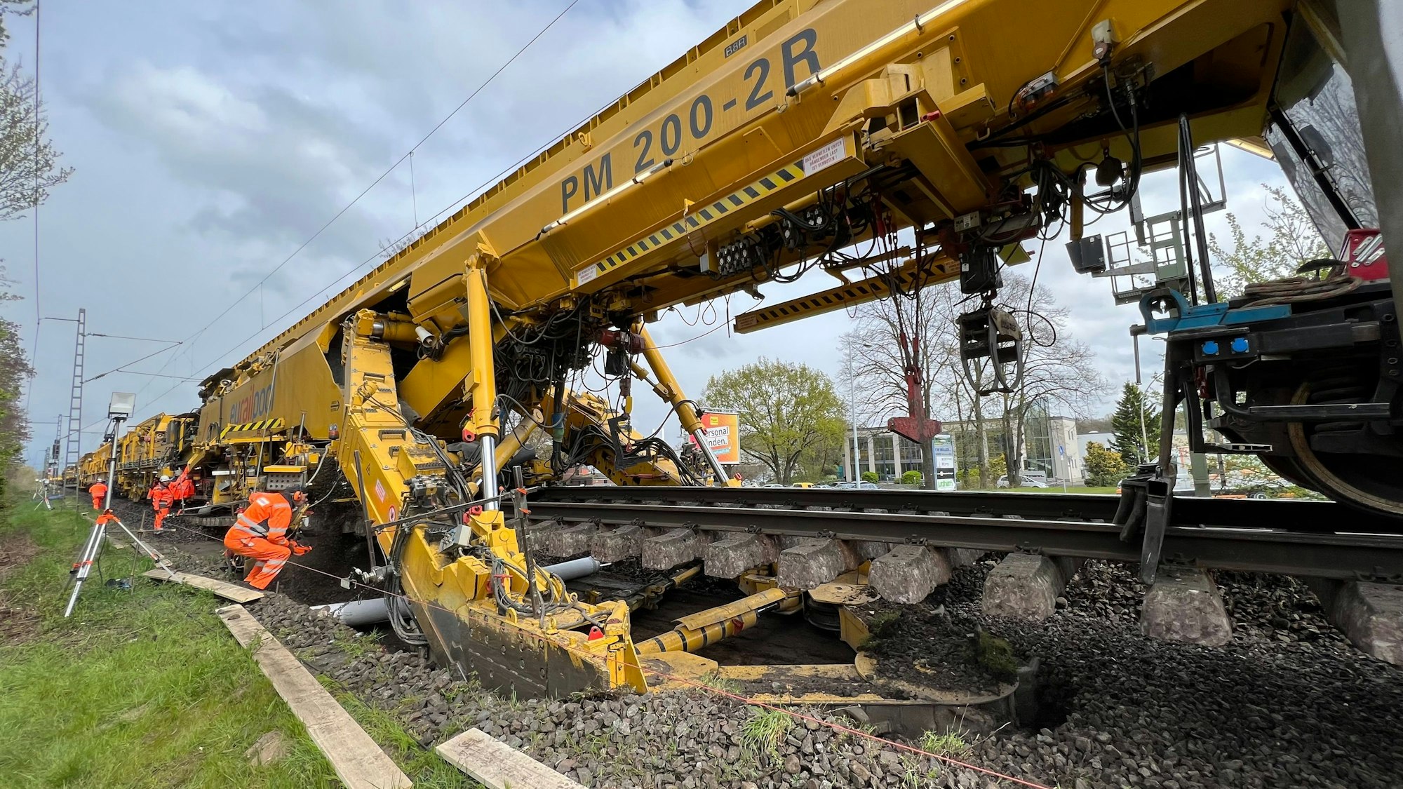 Gleisbettungsarbeiten bei Alkenrath mit dem Bauzug PM200-2R