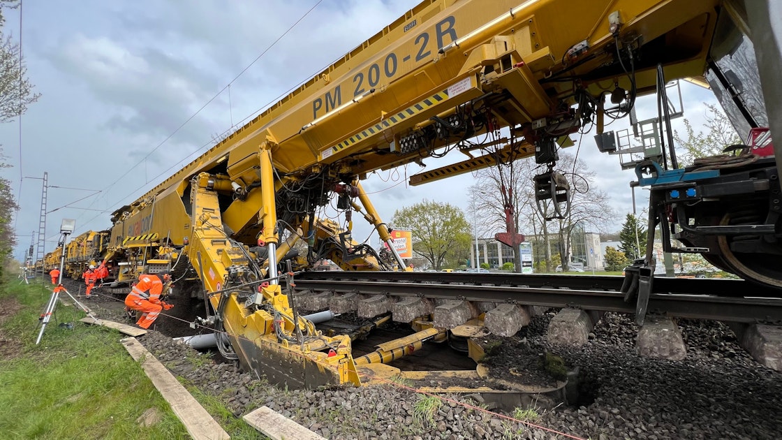 Weitere Großbaustelle der Bahn: Ein Monstrum gräbt sich durch ...