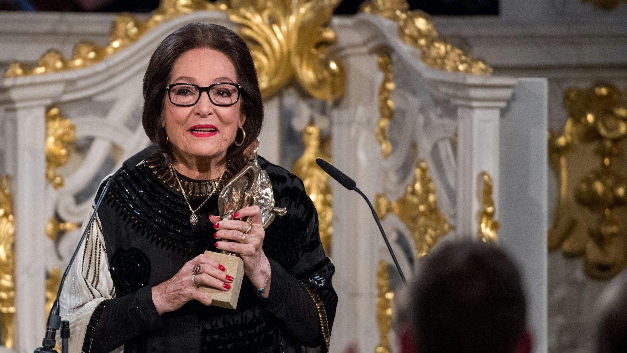 Preisträgerin Nana Mouskouri spricht bei der Verleihung des Europäischen Kulturpreises Taurus in der Frauenkirche.