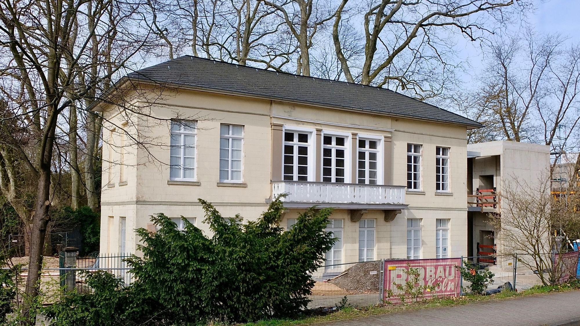 Der Bahnhof Belvedere von außen mit Bäumen im Hintergrund.