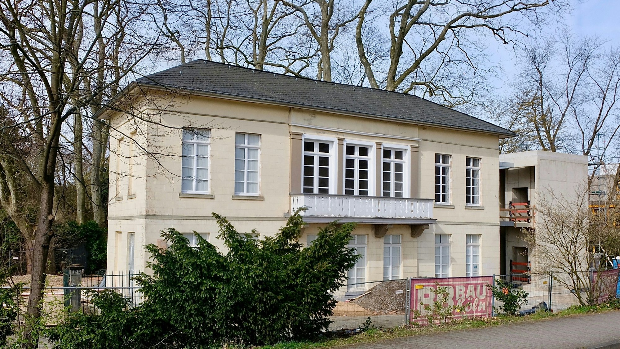 Der Bahnhof Belvedere von außen mit Bäumen im Hintergrund.
