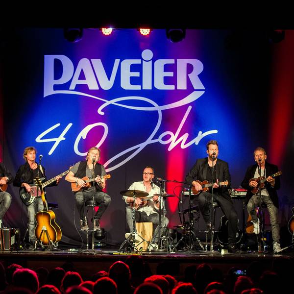 Die Paveier in der Volksbühne in Köln mit ihren Instrumenten.