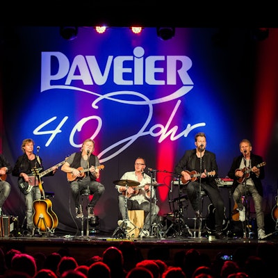 Die Paveier in der Volksbühne in Köln mit ihren Instrumenten.
