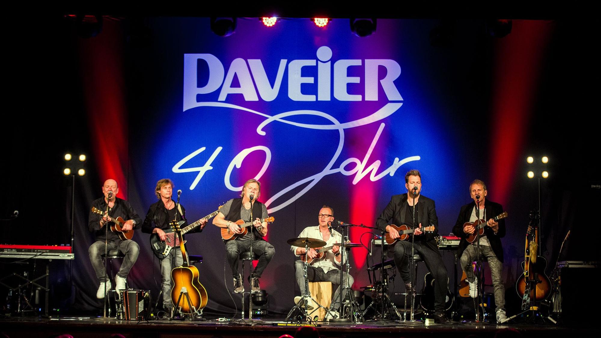 Die Paveier in der Volksbühne in Köln mit ihren Instrumenten.