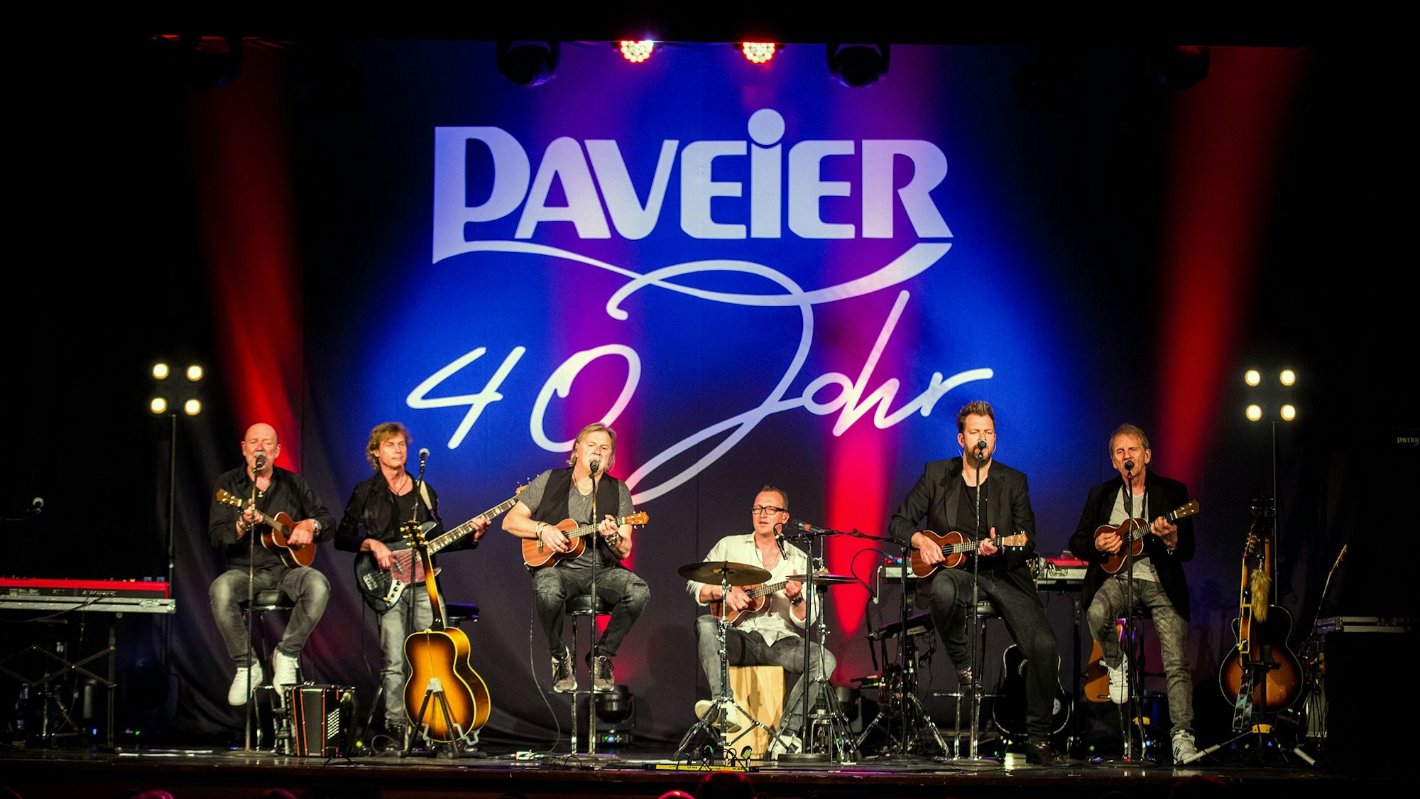 Die Paveier in der Volksbühne in Köln mit ihren Instrumenten.