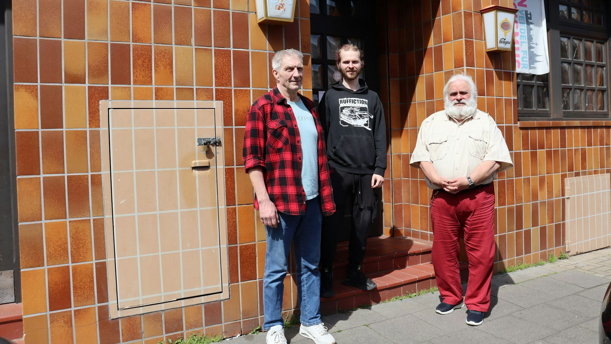 Drei Mieter stehen vor dem Hotel in der Wallstraße.