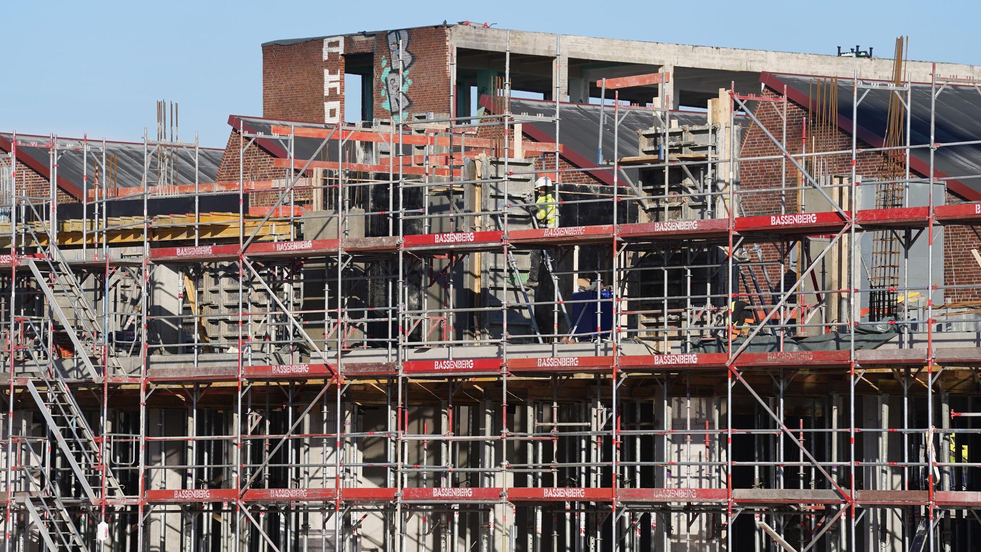 ARCHIV - 01.03.2023, Hamburg: Bauarbeiter arbeiten auf der Baustelle des neuen Stadtquartiers Kolbenhöfe in Hamburg-Ottensen.