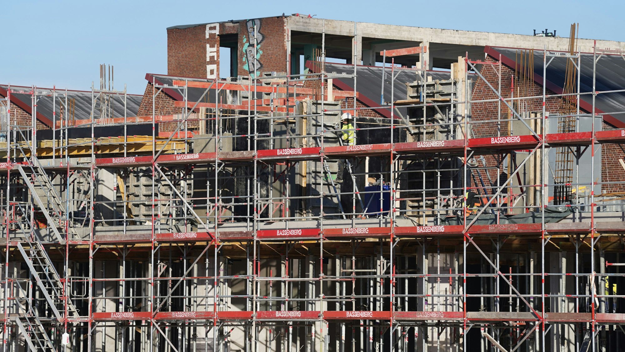 ARCHIV - 01.03.2023, Hamburg: Bauarbeiter arbeiten auf der Baustelle des neuen Stadtquartiers Kolbenhöfe in Hamburg-Ottensen.