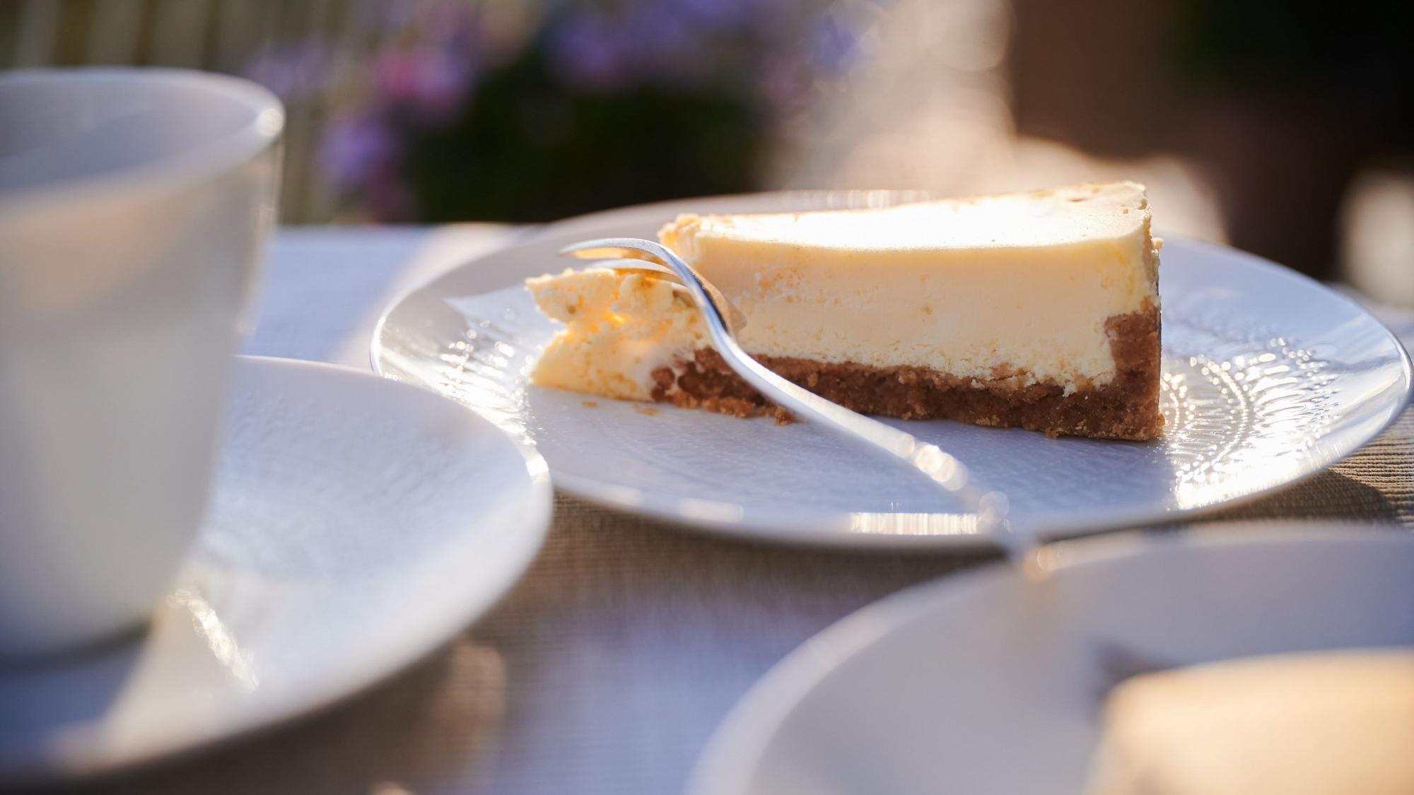 Ein Stück Käsekuchen hatte die verurteilte Täterin laut Behörden mit einer Überdosis Phenazepam versetzt. (Symbolbild)