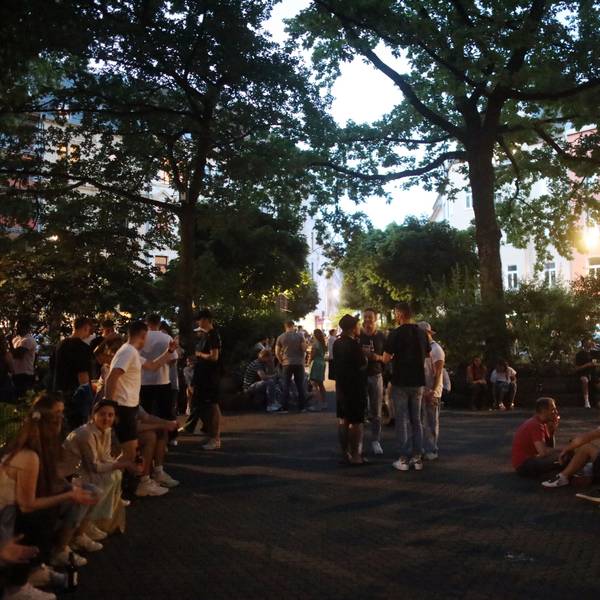 Eine warme Nacht am Brüsseler Platz. Menschen genießen den Frühsommer und verabreden sich.